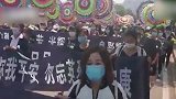 长歌当哭！凉山市民拉挽幅抬花圈走上街头送别英雄