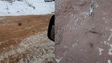 从墓地附近挖沙石铺路防打滑，俄一路面散落人骨吓坏民众