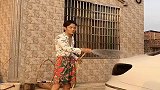 帅哥洗车还不忘看美女，可把爸爸坑惨了，下一幕憋住别笑！