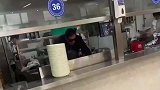 高校食堂之电焊饭,这位师傅在做什么