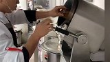 西安一高校食堂现自动炒菜机  30秒做好一份饭