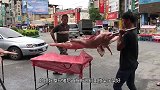 大叔街头卖“原生态”烤猪，1斤50块，一只猪能卖7500！