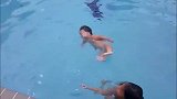 一岁的宝宝居然自己游泳，这也太厉害了吧！