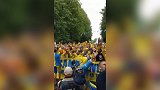圣彼得堡千人助威！瑞典球迷拉横幅为球队呐喊