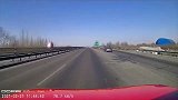 行车记录仪拍下的无语一幕，这俩货是高速刺客吗