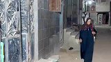 印度男子当街抢劫大妈，直接把大妈拉进了房间里！