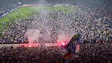这氛围！沙尔克04重回德甲 球迷冲入场地疯狂庆祝