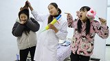 短剧：为玩黏土玩具扮小孩，被医生用“巨无霸”针筒整蛊，真搞笑