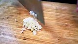 把白菜和豆腐一起炖，全家人都爱吃的家常菜，鲜香入味营养好吃