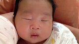 刚出生的儿子睡觉时微表情超丰富,他微微一笑我的心都酥了！