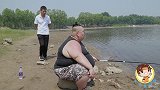 小伙为钓不到鱼发愁，不料兄弟一语点破梦中人，结局太搞笑了