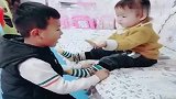 小哥哥帮妹妹穿袜子，这画面太温馨了，直接被你暖化！