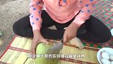 美女自创“新奇”小吃，把鸡蛋放进椰子中，网友：第一次见！