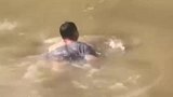 男孩不慎溺水漂在水面