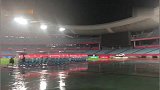暴雨突袭南京奥体 国足将士雨中备战适应场地