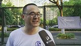 足球-17年-国米中国行:沙尔克球迷父子现场助威 小孩子表示想走足球之路-花絮