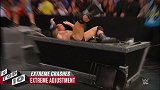 WWE-18年-限规则大赛十大极限冲撞 罗林斯跳楼女观众惊声尖叫-专题
