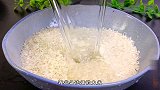 大米倒入滚烫的开水中,出锅瞬间变美食,老保姆拿手绝活,太香了