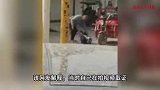 现场！丈夫因家庭矛盾当街踢打妻子，拳打脚踢拿鞋抽，官方回应