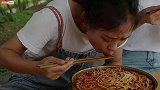 秋妹和姐姐尝试广西螺蛳粉，超喜欢这臭臭的味道，特别爽口
