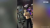拥有四块腹肌的小姐姐羡慕吗？这锁骨也超极品