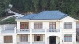 大山深处，一户人家建了一栋两层楼超级大别墅，独占一座山头