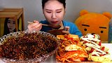 韩国弗朗西斯卡吃一大盆炸酱拌米饭，配泡菜，鸡蛋卷！