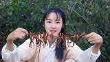 一剑斩落多舌鸭，架起油锅直接炸，姑娘豪迈的吃法真女侠