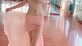 学舞蹈的姑娘就是不一样，这小蛮腰美的无可挑剔！