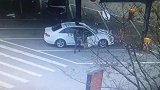 有钱任性！车轮异样拿现金当砖头垫车 临走时钱忘了拿走