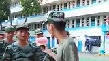 这小伙子有前途，拿着西瓜去引诱军训的人，难道他没有挨过打？
