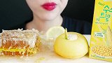 美女试吃柠檬柚子奶油小面包、野生蜂巢蜜、玉米牛奶