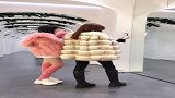 洗手间看到两个小姐姐在拍视频