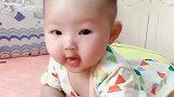 小宝宝第一次练习翻身，成功后宝宝开心得不行啊
