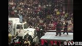 WWE中国-20190323-WWE经典画面 RAW304期 史蒂夫奥斯丁对着老麦和巨石强森喷射啤酒