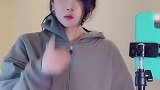 有人深夜开车看海有人难眠背风点烟