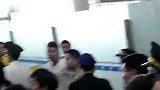 中超-13赛季-青岛球迷送别张外龙泪洒机场-新闻