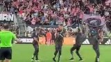 现场实拍多人合围也拦不住梅西进球