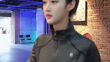 在健身房健身的姑娘，就这颜值我能看一整天