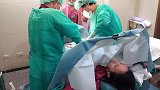 年轻妈妈剖腹产过程实录，躺在手术台上“任人摆布”，太伟大了