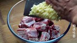 外酥里嫩的【蒜香排骨】，咬一口满满的幸福感，1大盘轻松吃光光
