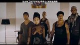 别小看美女身材娇小，四个大兵都拿她没办法