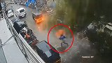 印度孟买：飓风肆虐将大树吹倒，过路女子险些被砸中