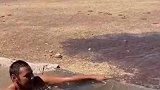 这一幕把人看呆，水沟硬是被人给堵住了