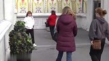 街头恶搞，假扮草人故意吓路人，美女被吓得撞墙了