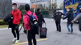 长春亚泰结束集训直赴苏州 乘坐泰州远大大巴抵达赛区