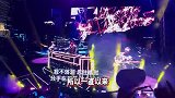 周杰伦上海演唱会开唱，一女子接6个乐迷，站自家阳台看演唱会