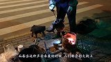 大爷将大米放机器中，“砰”一声冒烟小吃成型，制作方法快失传了