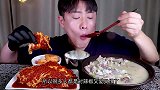 韩国辣妹吃麻辣蘑菇，满屏都是红彤彤的辣酱，网友吐槽吃完不难受