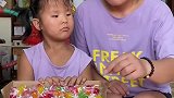 一夸宝贝女儿漂亮，她就把糖果都给我了